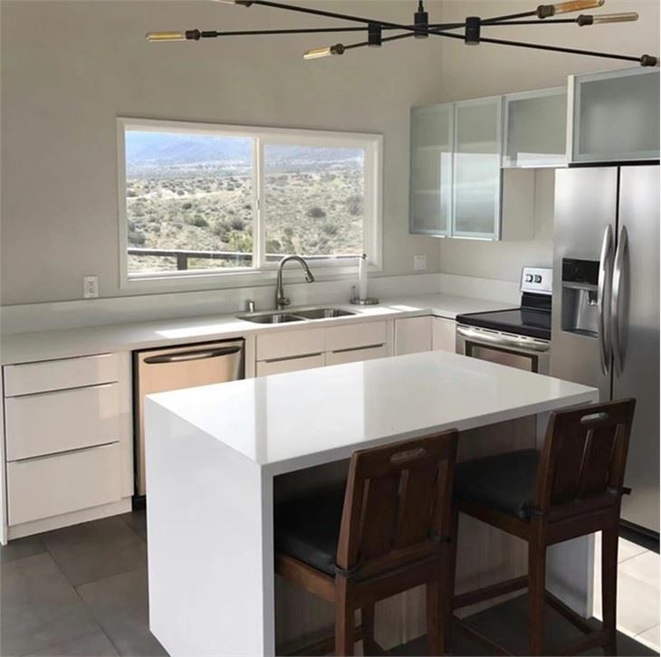 Pure White Quartz Countertop Veiw